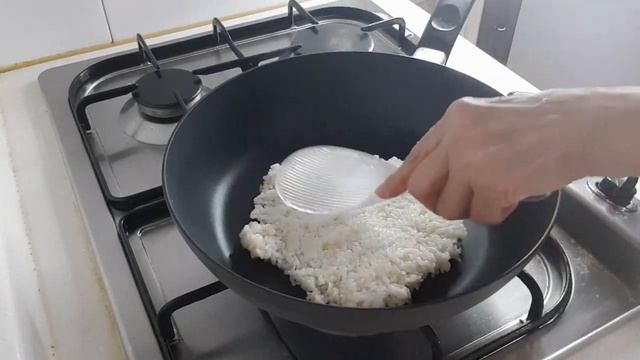 누릉지 피자,a Pizza With Rice On It