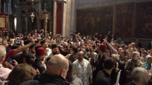 Схождение Благодатного огня в Великую субботу 2017: патриарх Иерусалимский прошествовал в кувуклию