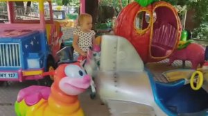 Аттракционы и карусели в центральном парке Ставрополя.mp4