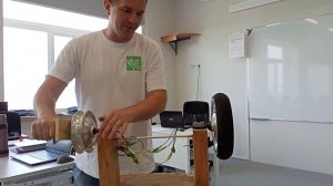 два колеса гироскутера параллельно: генератор вращает двигатель