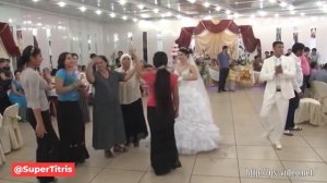 Цыгане. Танцуют молодожены и их семьи