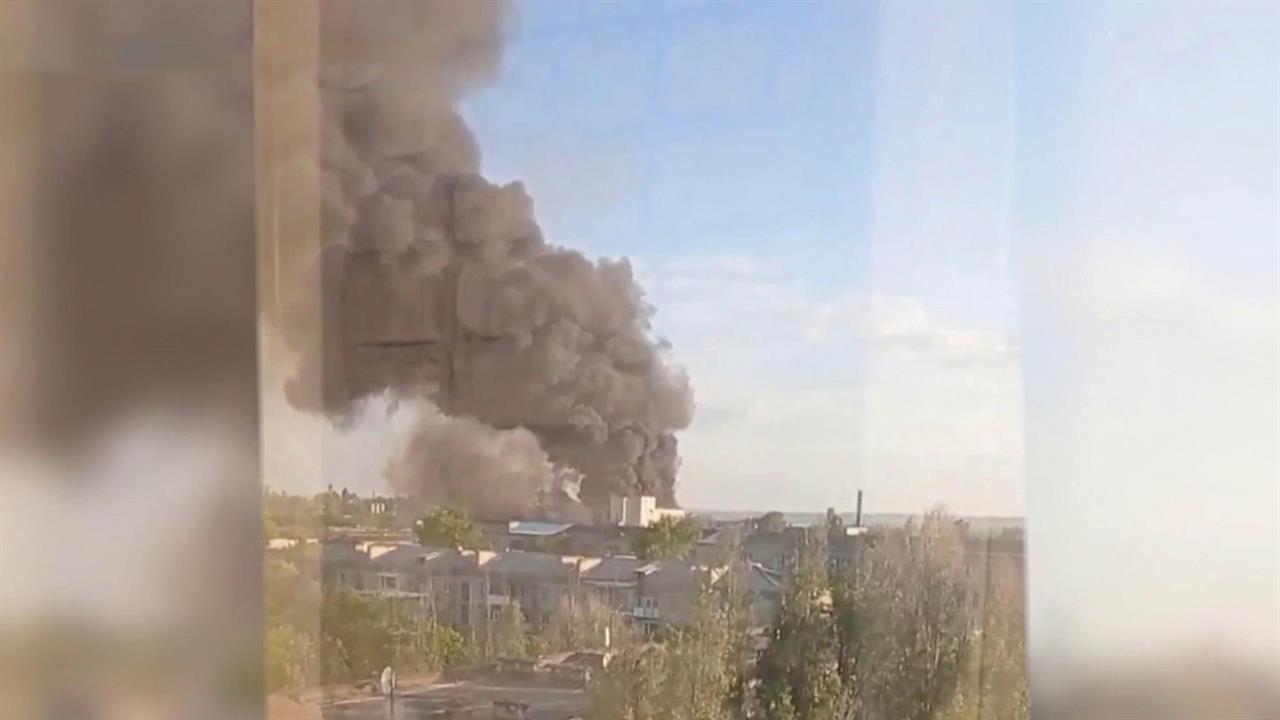 В Луганске тушат пожар в здании бывшего авиационного училища штурманов