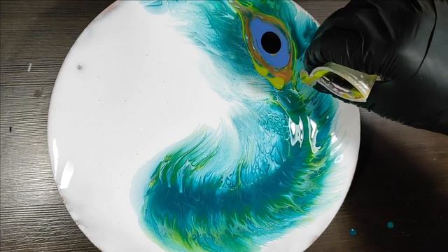 Изумительное перо павлина с помощью резаной бумаги и зубочисток. Флюид арт. смотреть онлайн