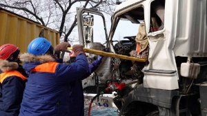 Спасатели России деблокировали водителя из искореженной кабины самосвала. Сегодня 01.03.2024