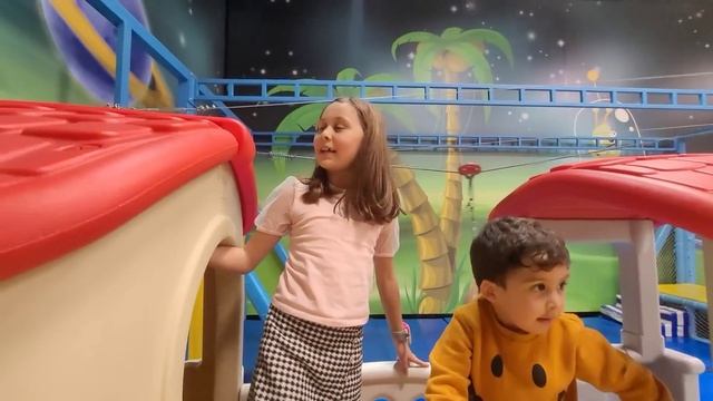 EMİR KAYBOLDU! EFE İLE RÜYA OYUN PARKINDA TOP HAVUZUNA GİRDİ, KAYDIRAKTAN KAYDI EMİRİ ARADI BULAMAD смотреть онлайн