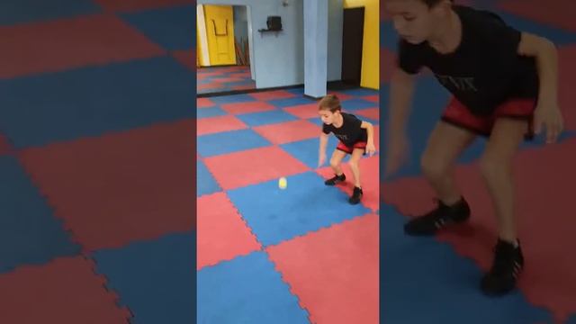 Тренировка по боксу. Кувырок с теннисным мячом для координации в боксе.