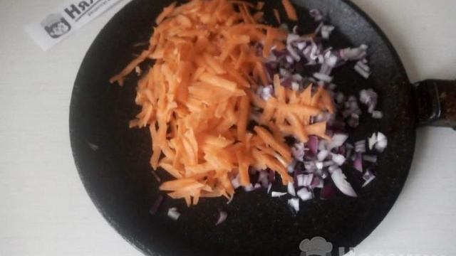 Котлеты из куриного фарша с красным луком и морковью на сковороде