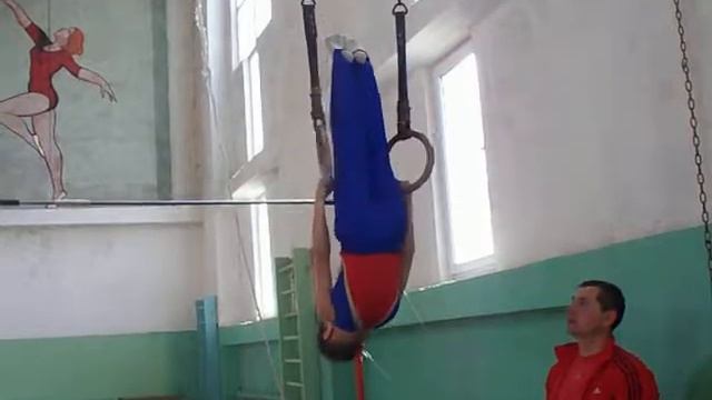 Кравченко Максим делает упражнение на кольцах смотреть онлайн