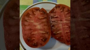 Томат серии Гном КОРИЧНЕВЫЙ КАРЛИК в разрезе. Коллекционный сорт. Ярославская обл.