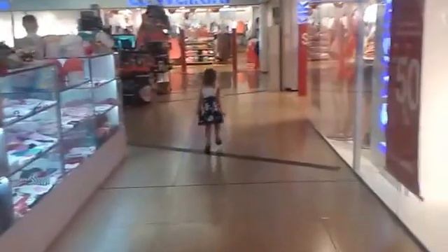 Маша гуляет по торговому центру Скала смотреть онлайн