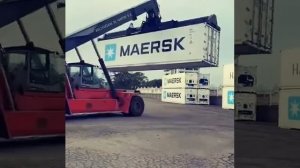 Перевалка контейнеров в Морском Порту.