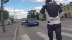 Байкер наказал водителя автомобиля