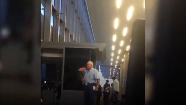 Эти кадры поражает сердце💜❤ Девушка,тайно сняла пожилого мужчину,как он встречает свою возлюбленную смотреть онлайн