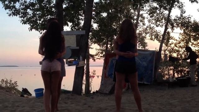 Вечерний отдых на острове. Остров лагеря 