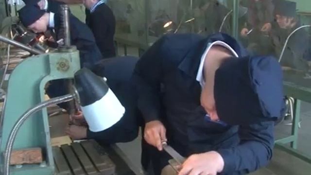 Участники заводской олимпиады изготовили детали на слесарном участке смотреть онлайн