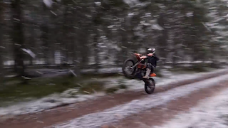 Встречаем зиму на ктм, валим на заднем по первому снегу смотреть онлайн