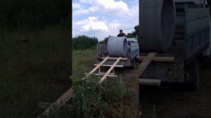 Выгрузка бетонного кольца.