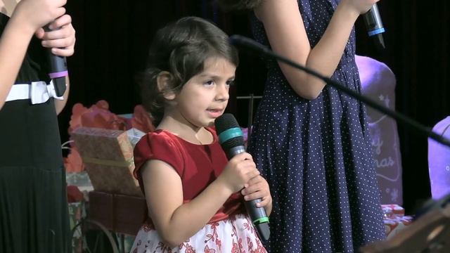 Поют дети "Овечки, коровки ..." смотреть онлайн