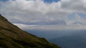 Восхождение на гору Кетиндаг на фоне село Мискинджи и большого Кавказского хребта