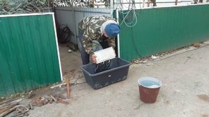 Вторая жизнь инструменту с помощью старого электролита. Снимаю ржавчину с помощью электролита.