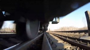 Поезд едет вид снизу