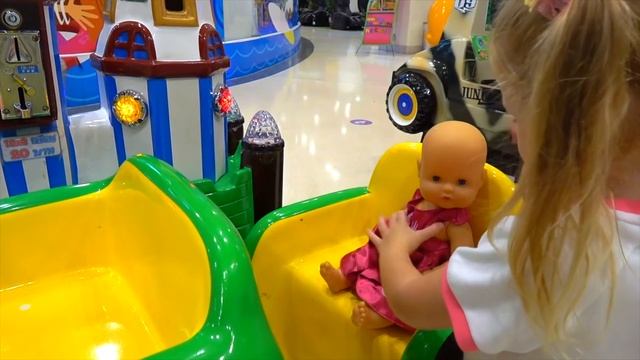 Настя и кукла Лола играют на детской площадке