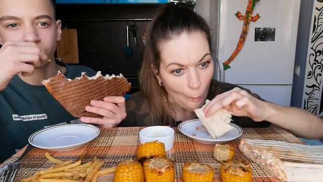 МУКБАНГ ШАУРМА/ДЕНЁР/ФРИ/КУКУРУЗА MUKBANG SHAWARMA/DENER/FRIES/CORN смотреть онлайн