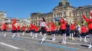 12-летняя китаянка стала первой китайской певицей исполняющей сольно песню на красной площади!