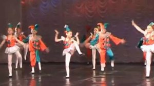 Детские танцы "Русские топотушки" и "Арлекины".