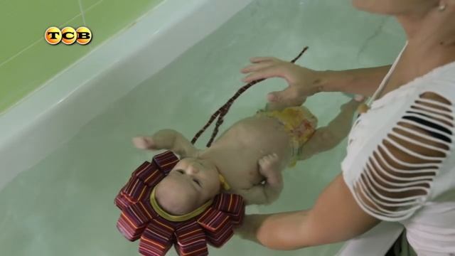 Грудничковое плавание в ванной смотреть онлайн