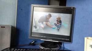 Дети в луже. Папа готовит еду. Как в садике? Веселые игры с детьми.