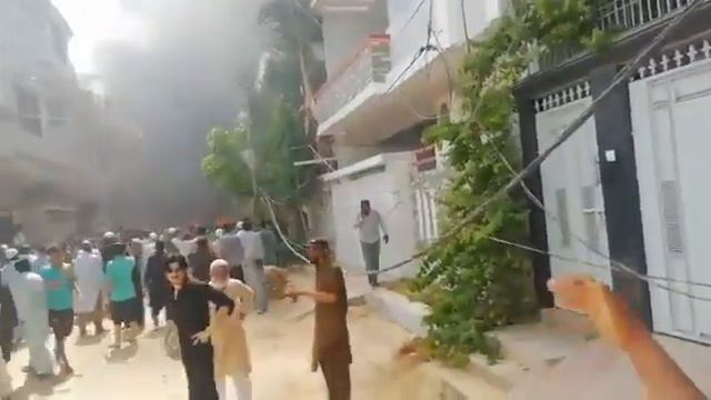 Видео с места крушения Airbus A320 в Карачи, Пакистан (2) смотреть онлайн