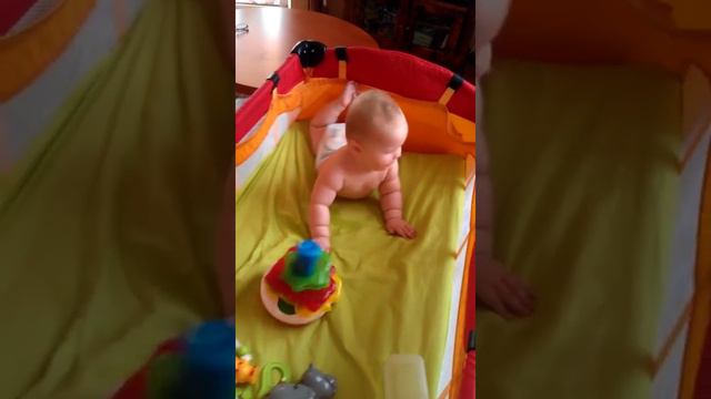 Малыш 6 месяцев веселится и танцует лежа смотреть онлайн