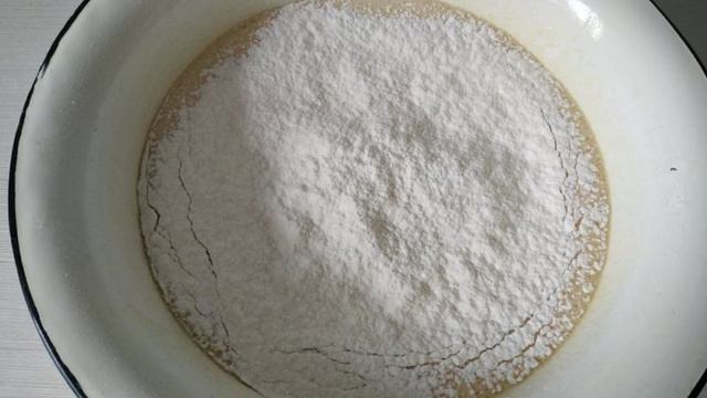 Медовик с варёной сгущёнкой и сливками