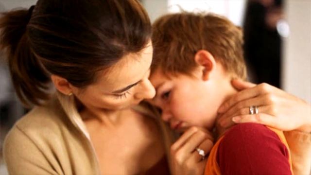 Сидя в кафе мужчина увидел официантку, она напомнила ему историю 30 лет назад, когда их выгнал отец смотреть онлайн