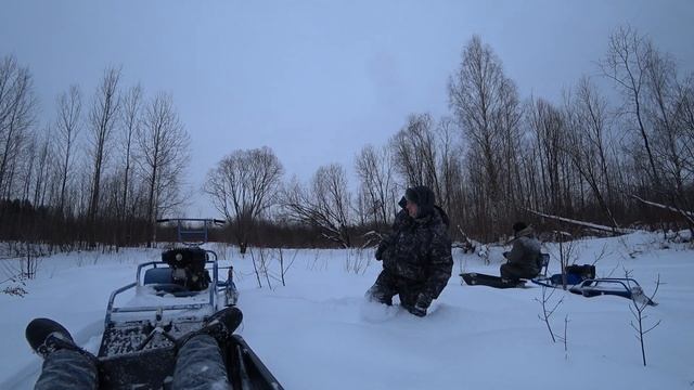 Испытание проходимости по глубокому снегу серо-синего мотобуксировщика Альбатрос на склизах! смотреть онлайн