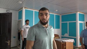Абдусалам Гадисов в спортзале Абдулкадыровых.