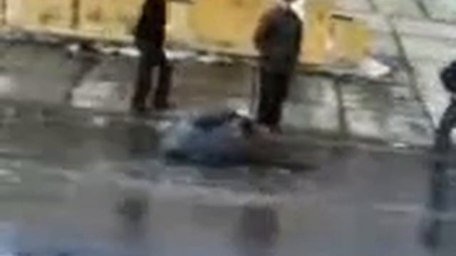 Упала в лужу видео