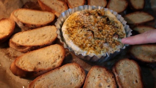 Сыр Камамбер / Камамбер в духовке с гренками рецепт