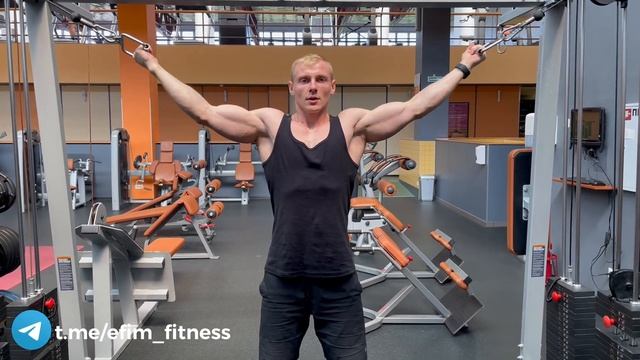 Бицепс. Сгибание рук с рукоятками верхних блоков - техника выполнения смотреть онлайн