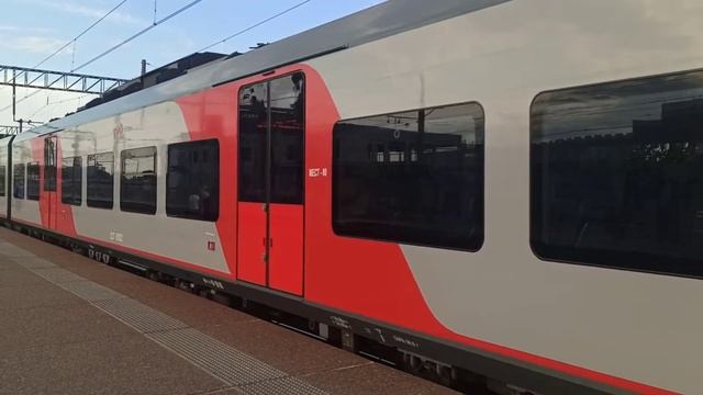 Отправление сдвоенной "Ласточки" со станции Ленинский проспект