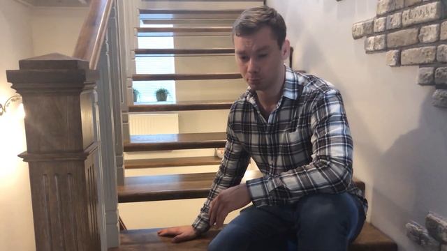 Лестница на второй этаж. Металлический каркас-дубовые ступени.