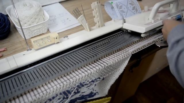 Детская манишка с одиночным мотивом на вязальной машине knitted machine with a single motif