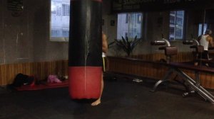 Отработка ударов ногами на тяжелой груше. Китай, г. Куньмин