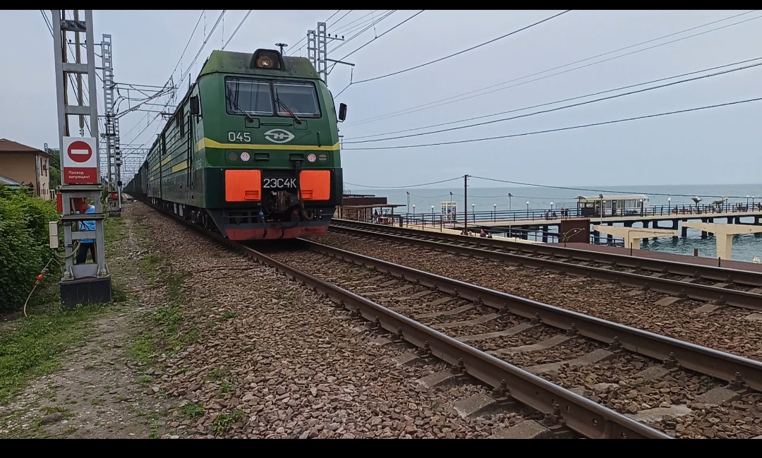 Электровоз 2ЭС4К с грузовым поездом из Адлера на север | Товарный поезд | Локомотив