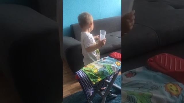 ЧТО СЛУЧИЛОСЬ!!!?? David помогает маме гладить одежду. Как правильно гладить одежду! смотреть онлайн