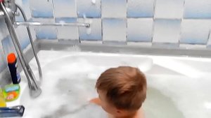 Простая лейка, пена, ванна. Ребёнок играется..mp4