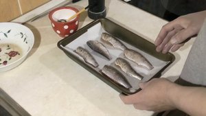 Мелкая плотва запечённая в духовке. Пальчики оближешь.