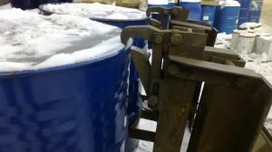 захват для бочек  механический на вилочный погрузчик