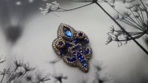 Брошь геральдическая лилия из бисера